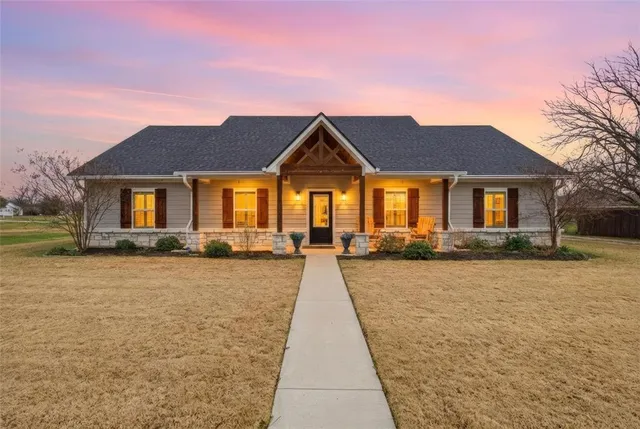 $459,900 | 810 North Davis Street, West, TX 76691