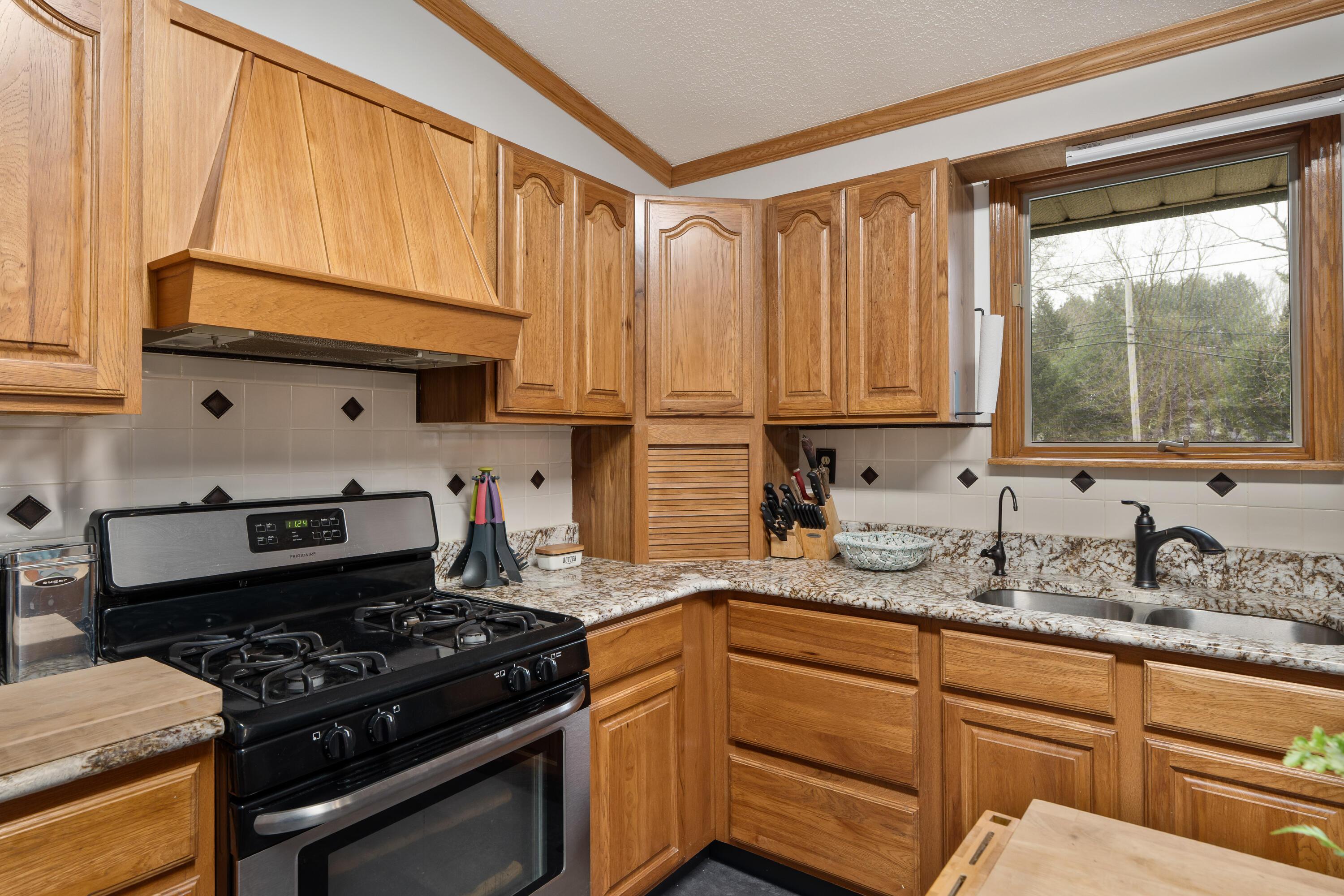 7173 Refugee Road Southwest Pataskala, OH 43062 - Photo 10 of 53 Light and bright