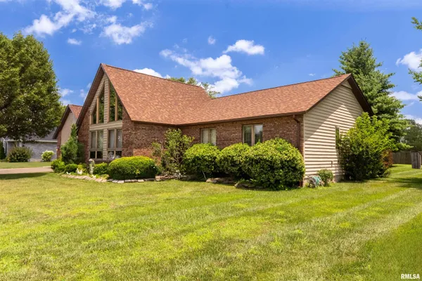$294,500 | 1403 North Magnolia Drive, Marion, IL 62959
