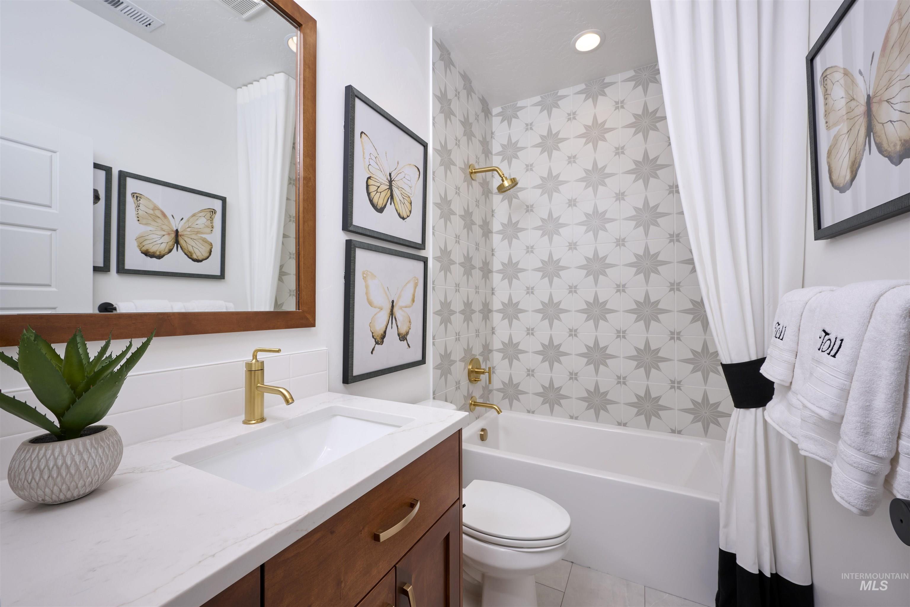 3370 North Del Sol Way Star, ID 83669 - Photo 25 of 30 Full bathroom with shower / bath combo with shower curtain, vanity, recessed lighting, and backsplash