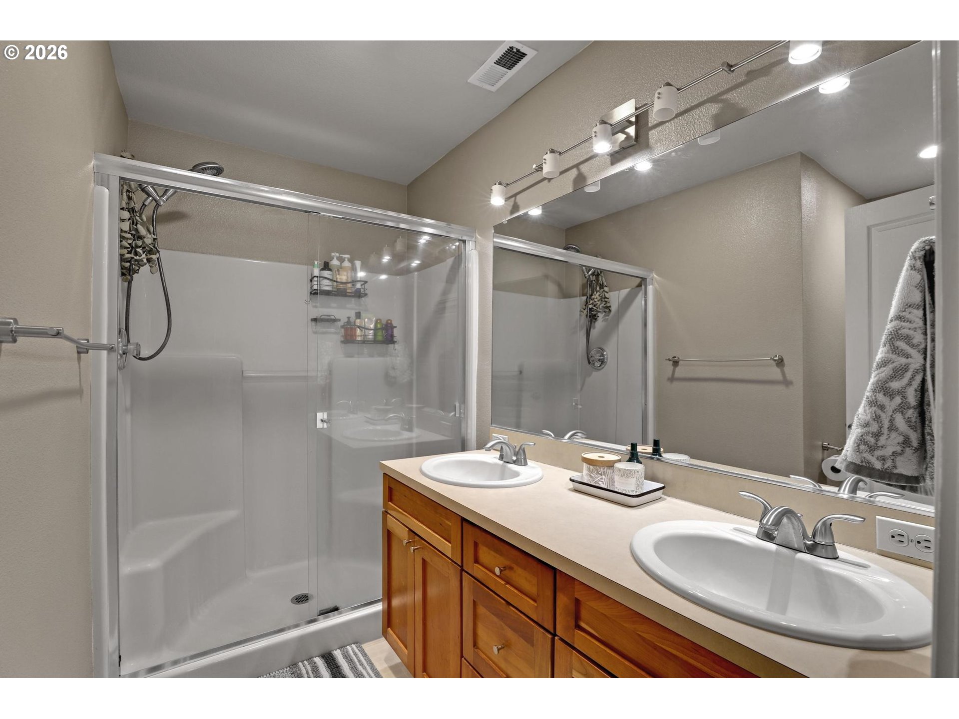 12224 Southwest Meader Way Beaverton, OR 97008 - Photo 22 of 35 Owner's Suite Bathroom