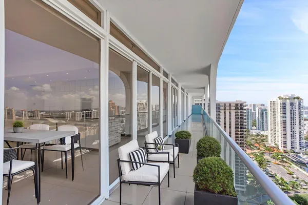 $2,295,900 | 19707 Turnberry Way, Unit TS2, Aventura, FL 33180