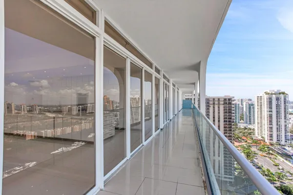 $2,295,900 | 19707 Turnberry Way, Unit TS2, Aventura, FL 33180