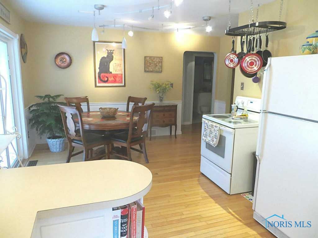5873 Moline Martin Road Walbridge, OH 43465 - Photo 12 of 20 Kitchen.