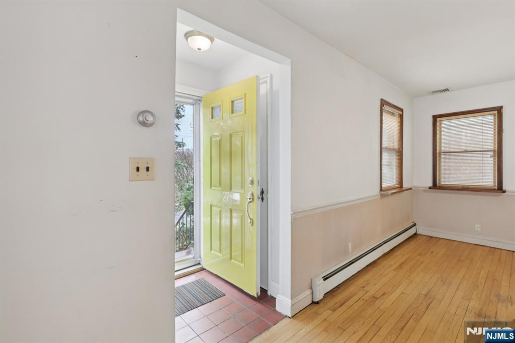 27 Jagoe Street Bergenfield, NJ 07621 - Photo 4 of 44