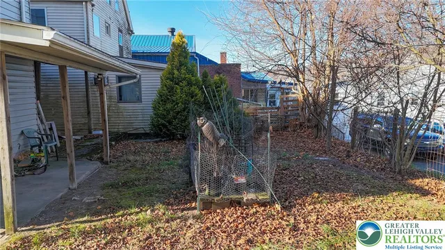 a top view of a house with a yard
