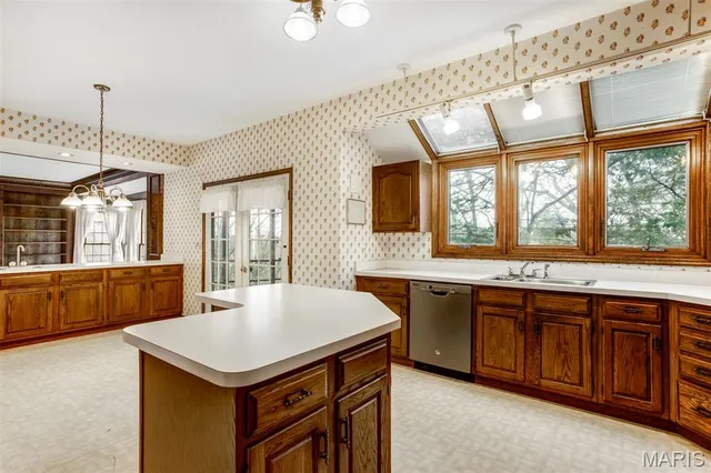 $530,000 | 719 Carman Meadows Drive South, Manchester, MO 63021