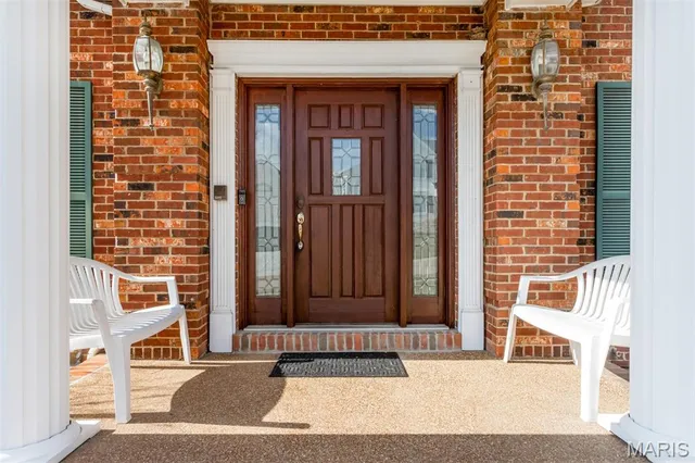 $530,000 | 719 Carman Meadows Drive South, Manchester, MO 63021