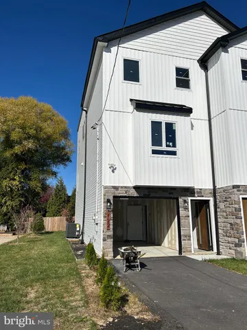 a view of a house with backyard