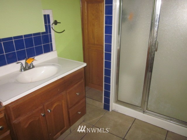 378 Boistfort Road Curtis, WA 98538 - Photo 7 of 18 a bathroom with a sink and a mirror