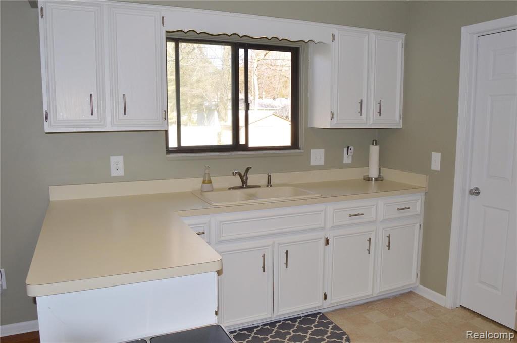 3312 Hessel Avenue Rochester Hills, MI 48307 - Photo 8 of 25