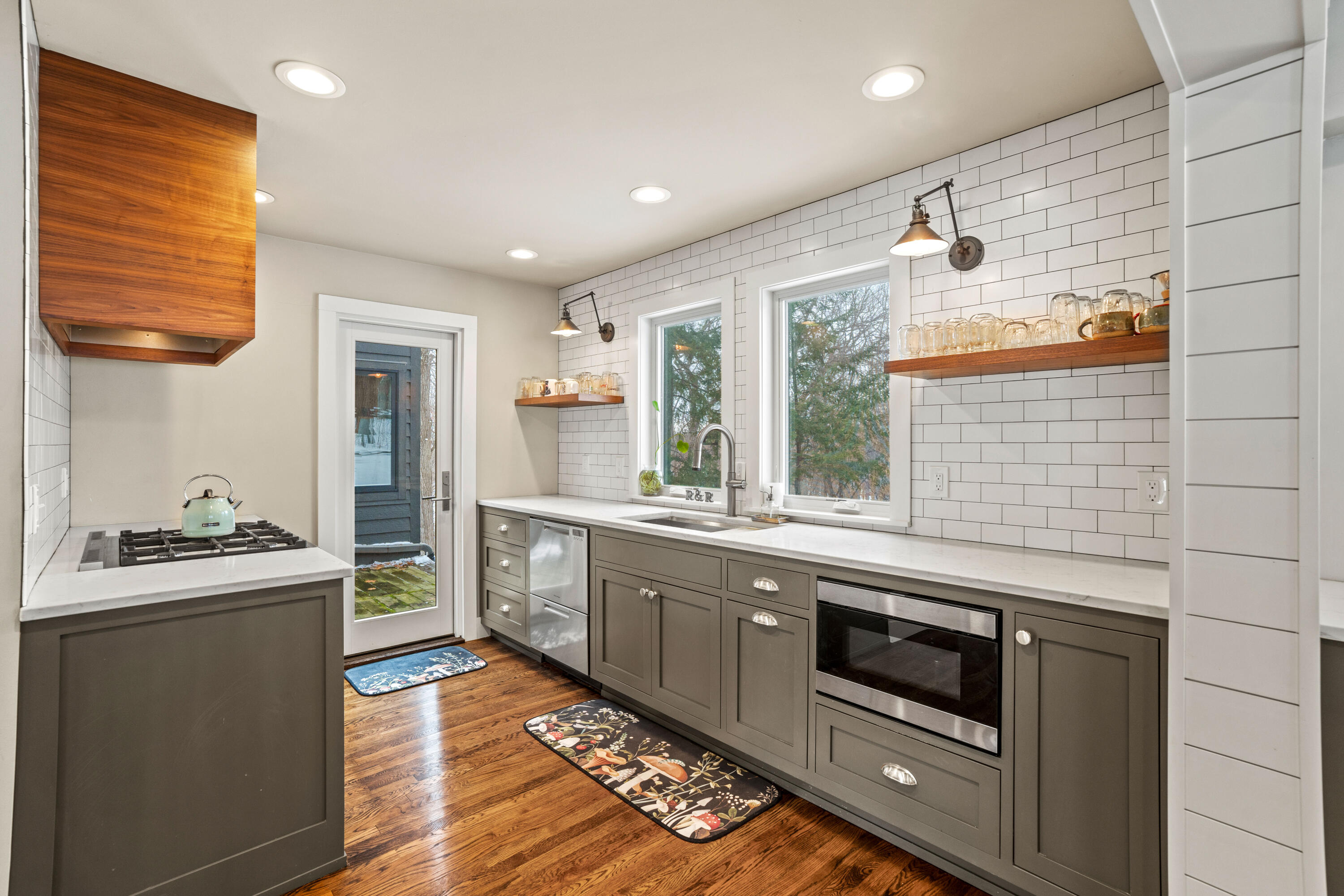 N55-w30923 County Rd K Hartland, WI 53029 - Photo 12 of 55 kitchen