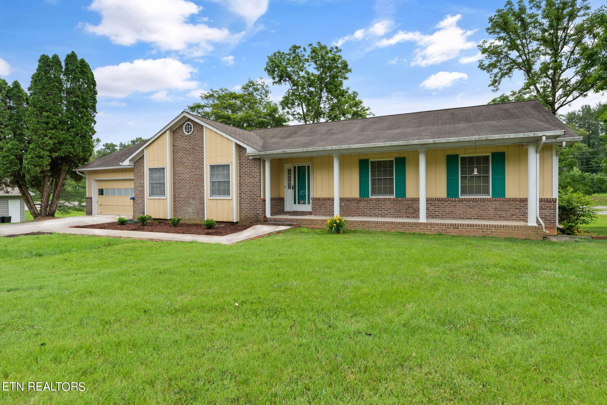 103 Naples Lane Oak Ridge, TN 37830 - Photo 2 of 33 Gallery Image 2