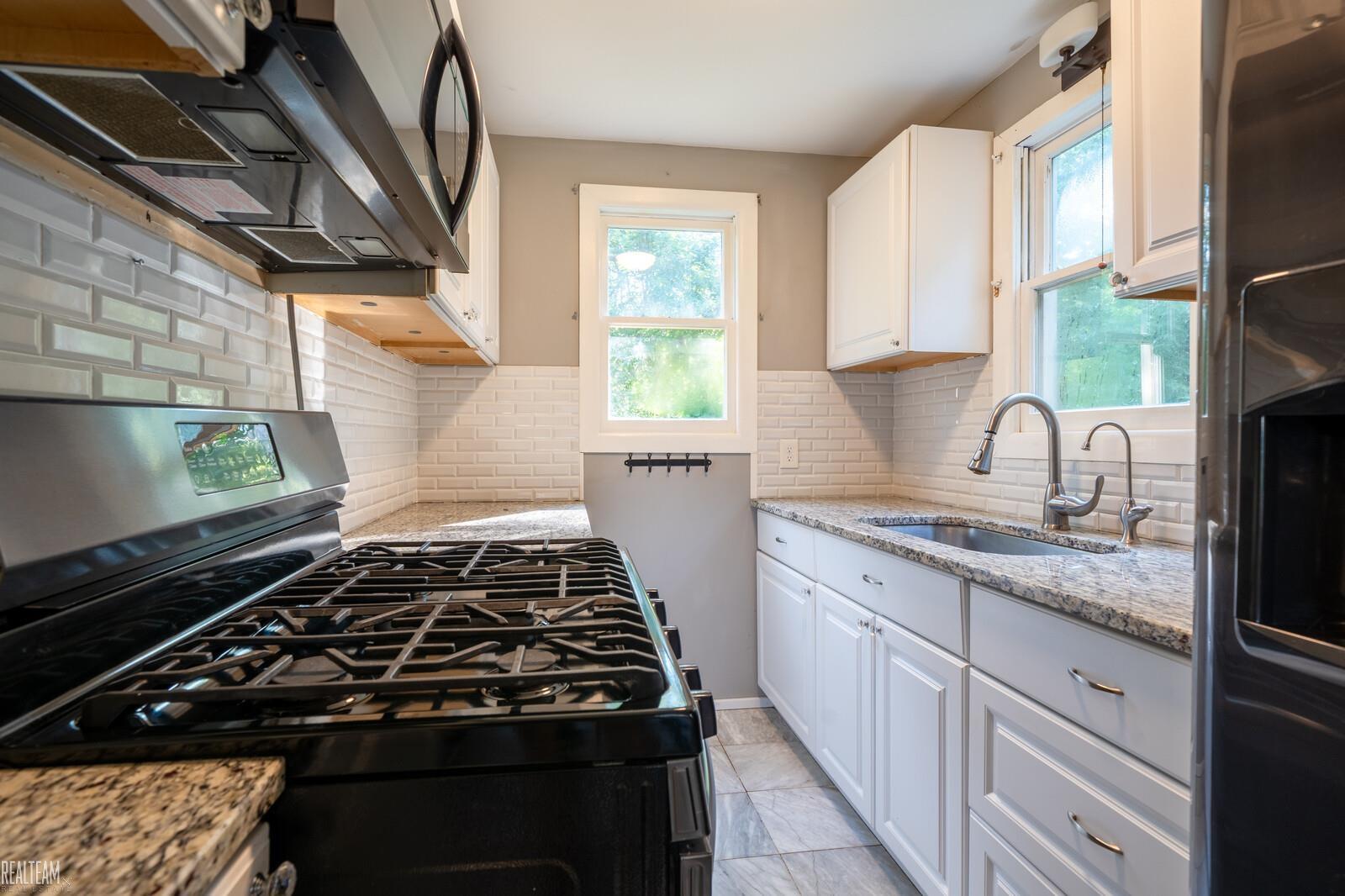 1289 Boulevard Street Howell, MI 48843 - Photo 12 of 23 50181841-60fedf4f-d899-4f4c-b827-d4923b90eb22.JPG