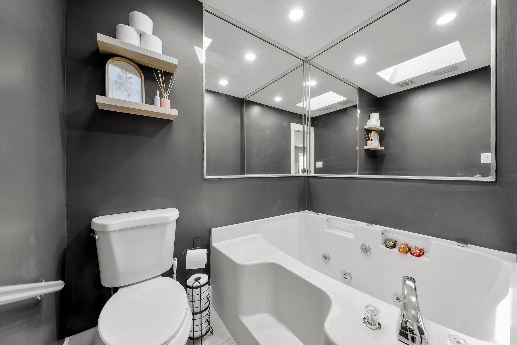 1218 Tuscany Road Panama City, FL 32405 - Photo 21 of 34 a bathroom with a bathtub and a toilet