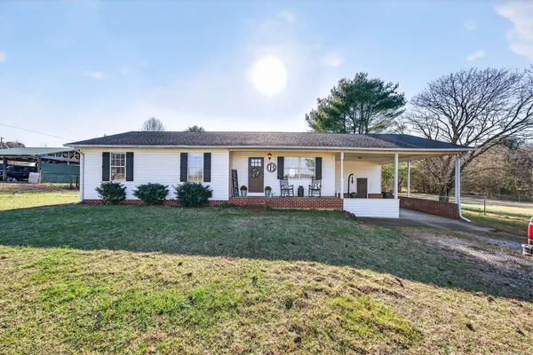 a view of a house with backyard and garden