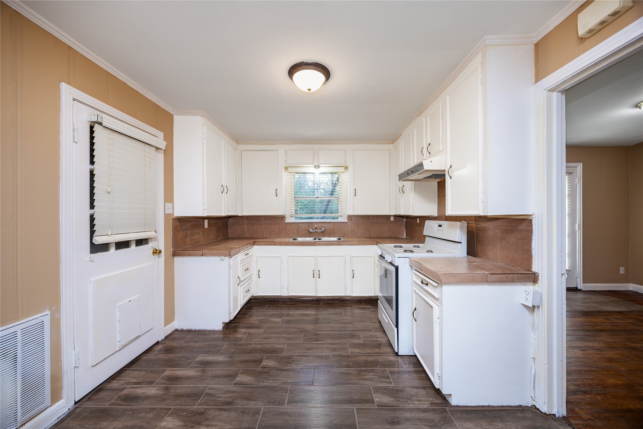 304 Harris Boulevard Conroe, TX 77301 - Photo 9 of 24