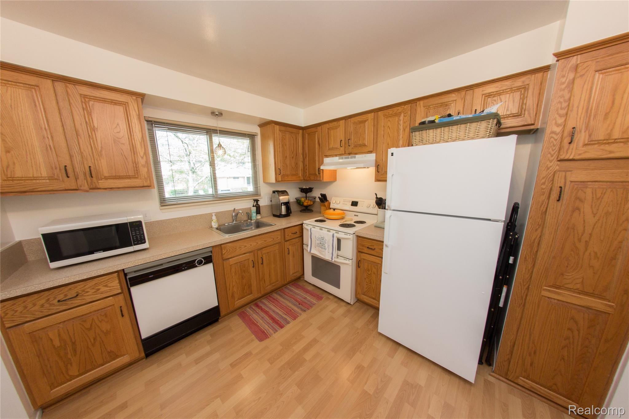 3892 Old Creek Road Troy, MI 48084 - Photo 3 of 25 Interior-2.jpg