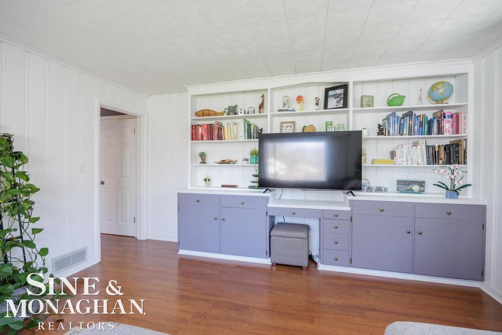 318 Kerby Road Grosse Pointe, MI 48236 - Photo 10 of 47 50204687-f36a8b23-271f-4dc3-80c6-37dda72882e6.JPG