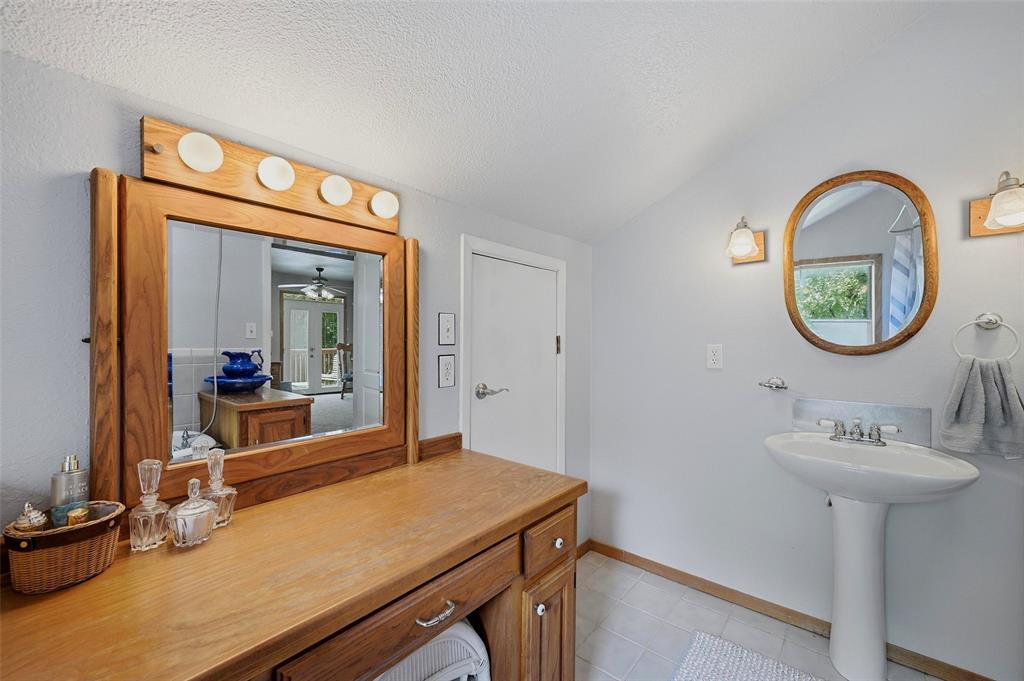 522 High Country Road Sherman, TX 75092 - Photo 24 of 38 a en suite bathroom with a sink and a mirror