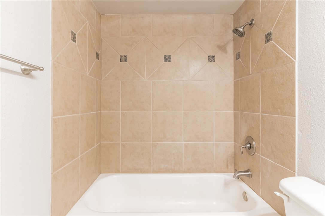 3627 Menchaca Road, Unit 112 Austin, TX 78704 - Photo 15 of 25 Tile tub surround goes all of the way to ceiling