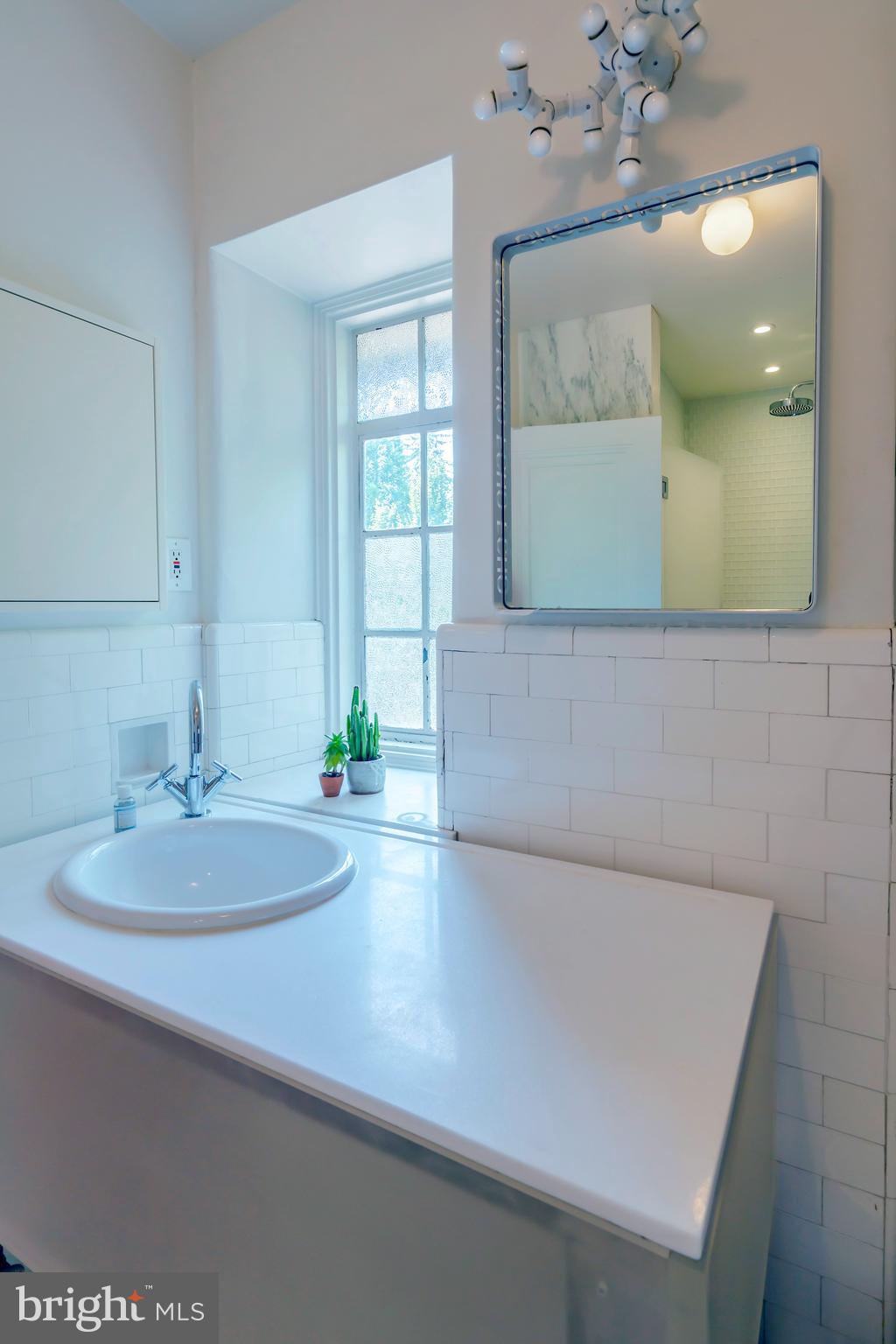 15 East Hampton Road Philadelphia, PA 19118 - Photo 25 of 55 Jack and Jill Bathroom