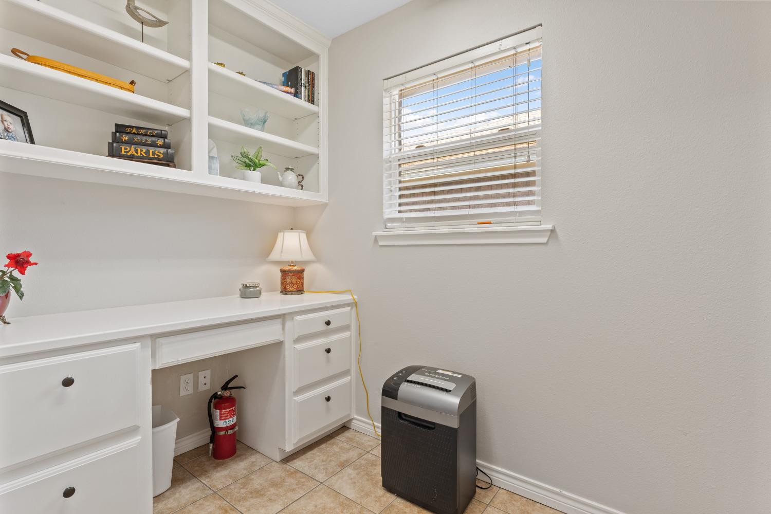 5614 100th Street Lubbock, TX 79424 - Photo 24 of 27 a room with a workspace
