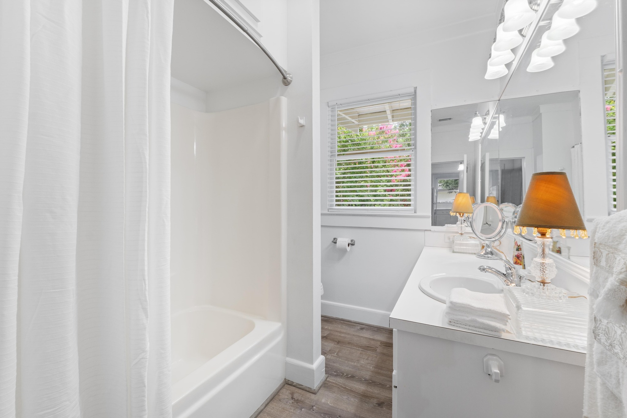 810 East University Avenue Georgetown, TX 78626 - Photo 14 of 38 a bathroom with a sink a mirror and a bathtub