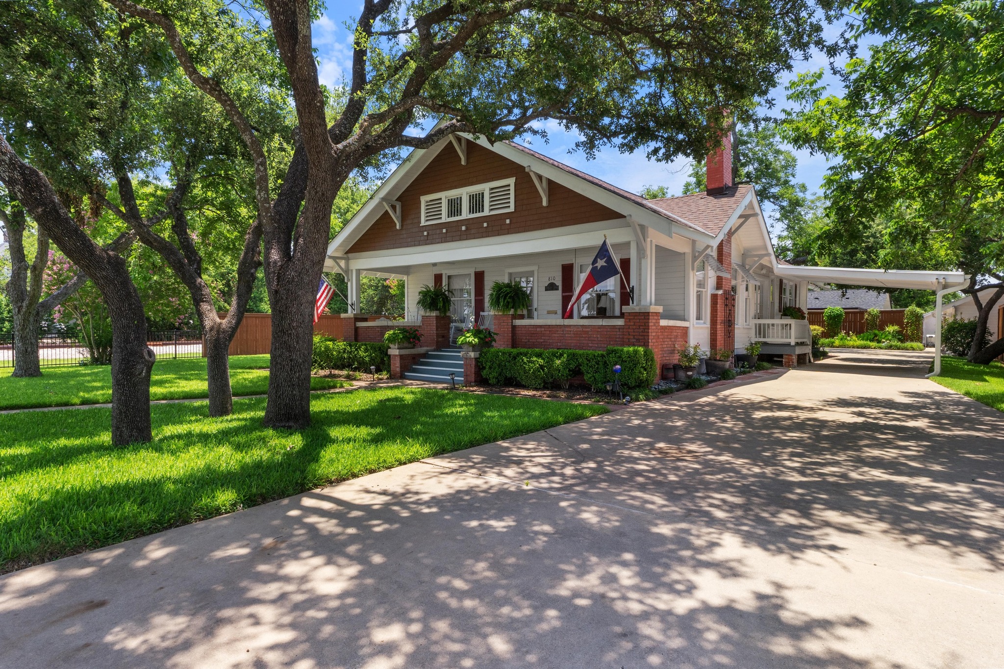 810 East University Avenue Georgetown, TX 78626 - Photo 2 of 38 a front view of a house with garden