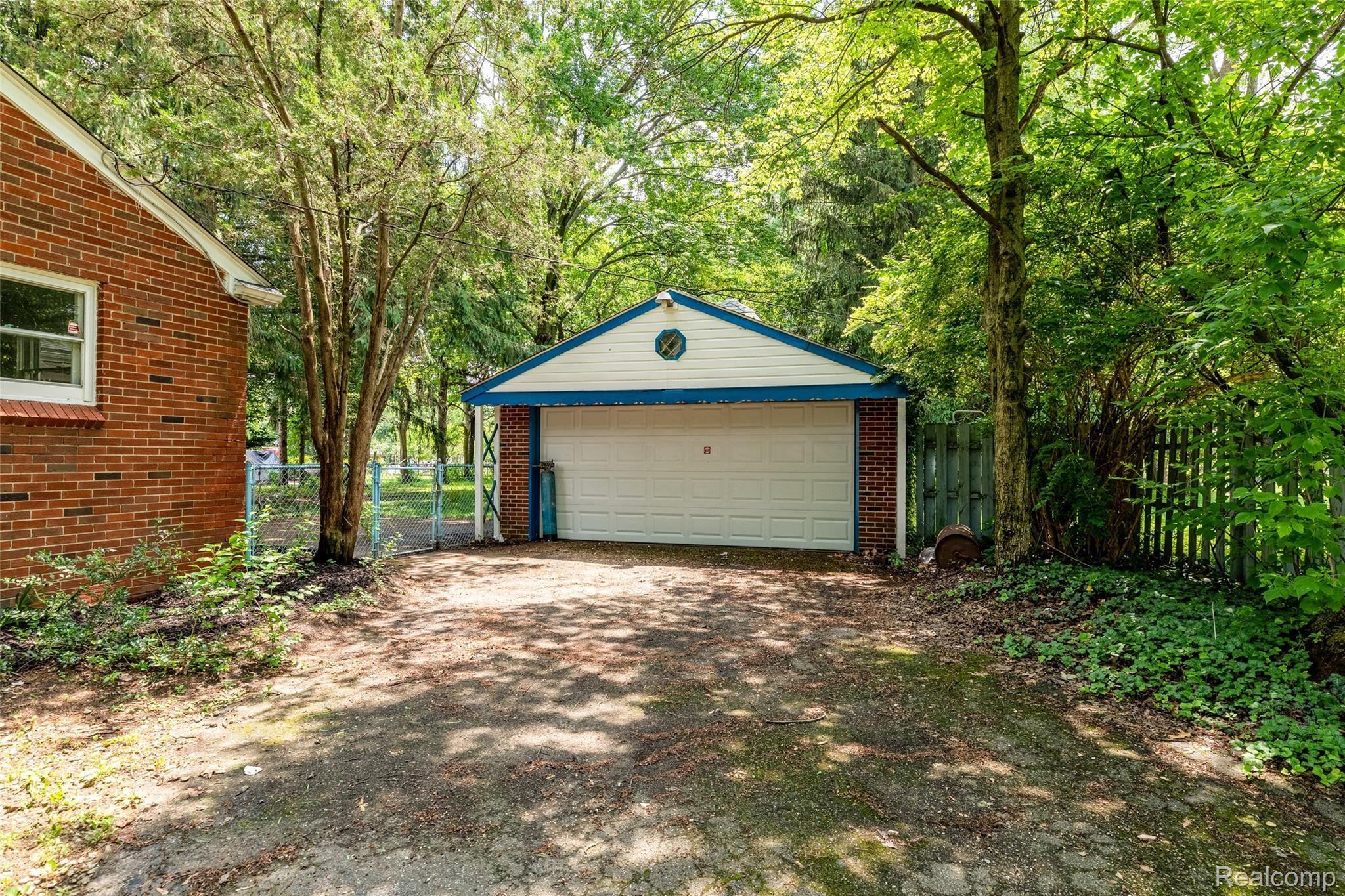 19475 Midway Road Southfield, MI 48075 - Photo 4 of 25 4.Garage
