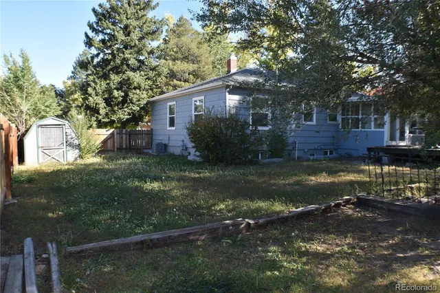 a view of a house with backyard