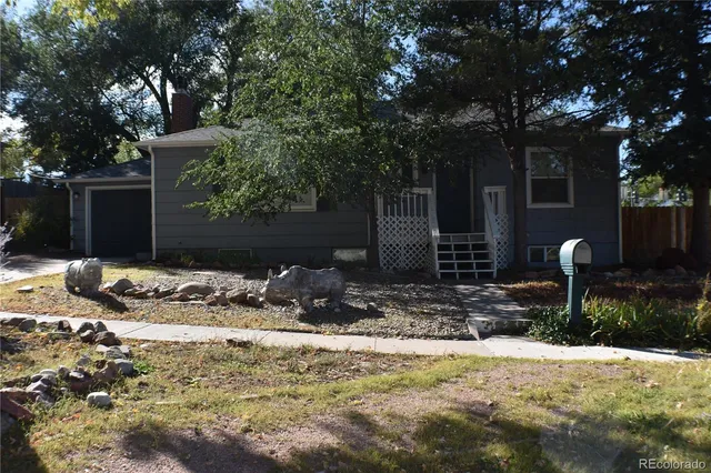 a view of a backyard of the house