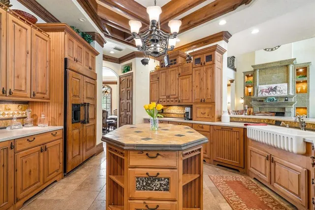 a kitchen that has a lot of cabinets in it