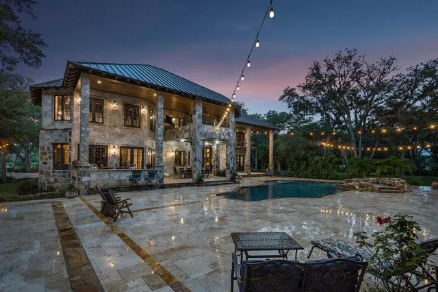 a view of a building with sitting area