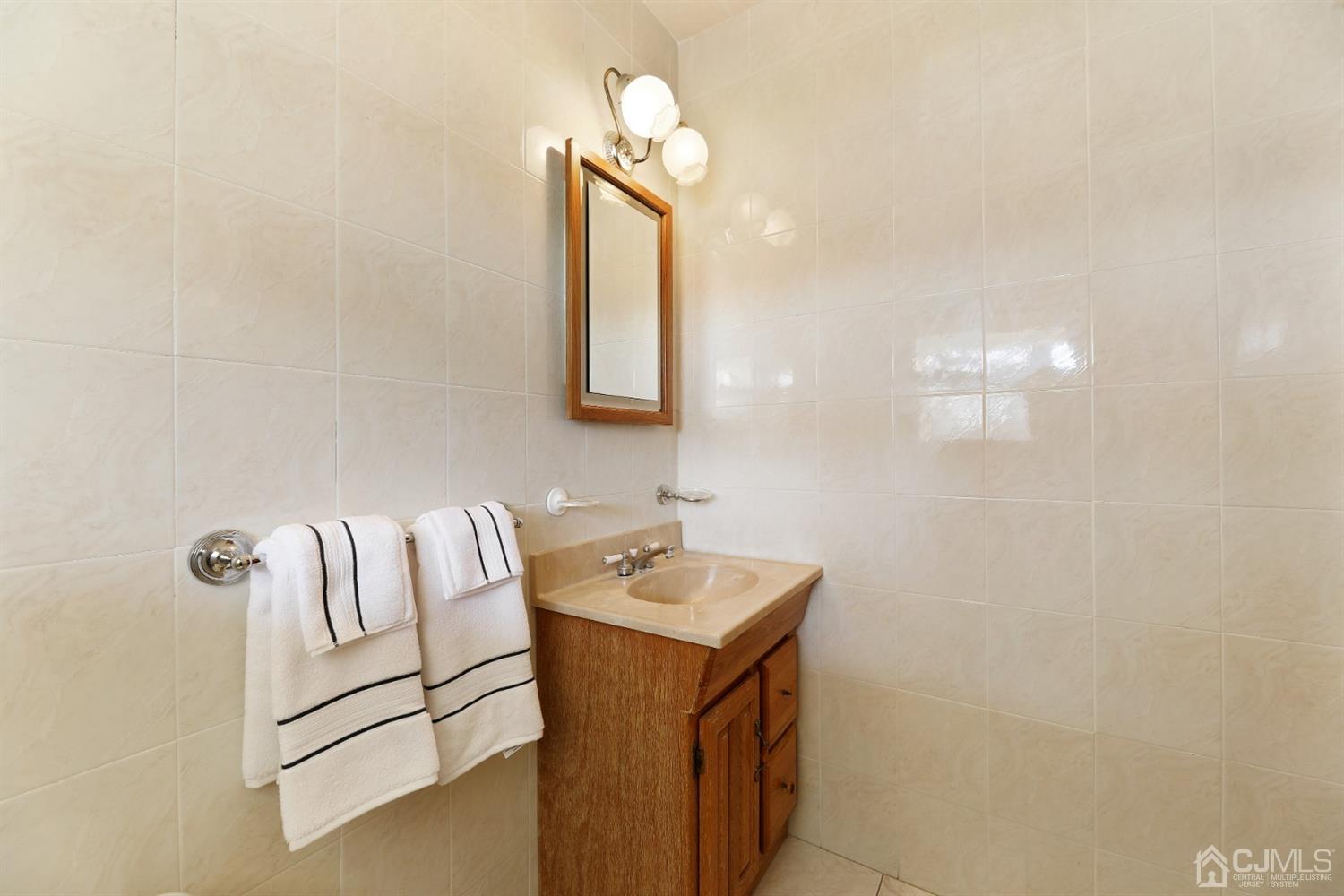 29 Ventnor Drive Edison, NJ 08820 - Photo 12 of 20 a bathroom with a sink a mirror and vanity