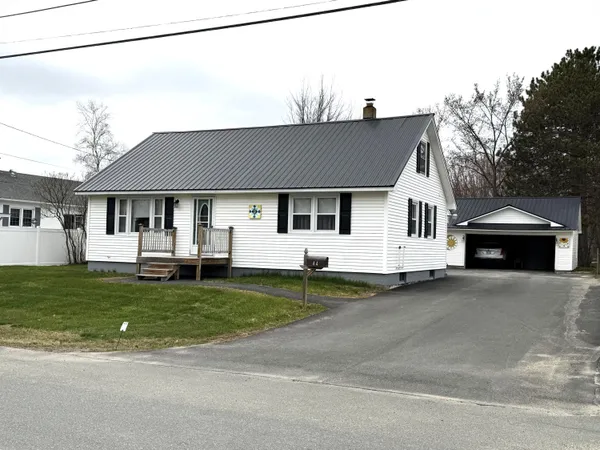 $209,500 | 44 New York Street, Millinocket, ME 04462