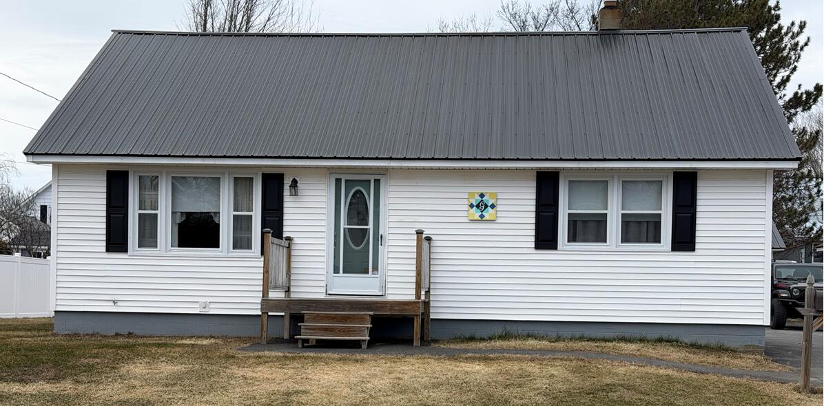 44 New York Street Millinocket, ME 04462 - Photo 3 of 23 house