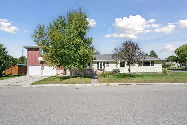 $279,900 | 612 South 11th Street, Olivia, MN 56277