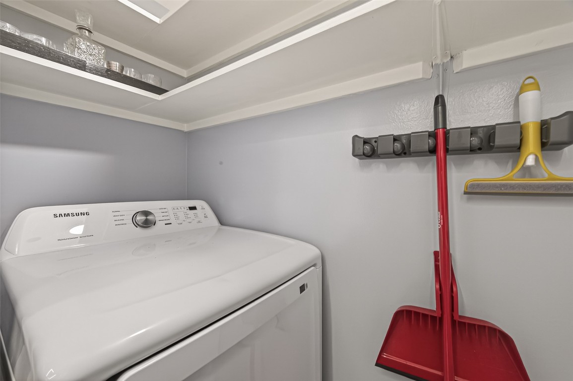 3525 Sage Road, Unit 1305 Houston, TX 77056 - Photo 12 of 30 a utility room with dryer and washer