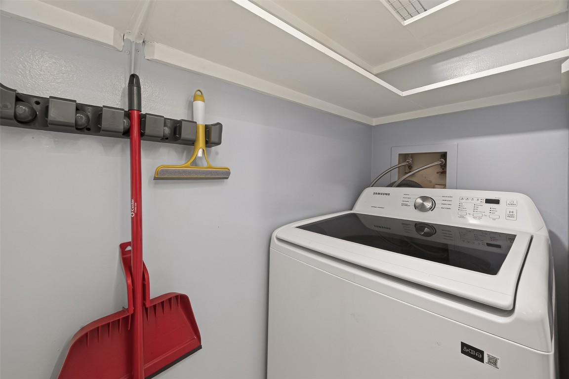 3525 Sage Road, Unit 1305 Houston, TX 77056 - Photo 13 of 30 a utility room with dryer and washer