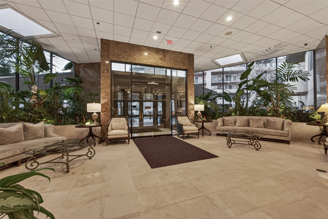 3525 Sage Road, Unit 1305 Houston, TX 77056 - Photo 16 of 30 a living room with patio furniture and a potted plant