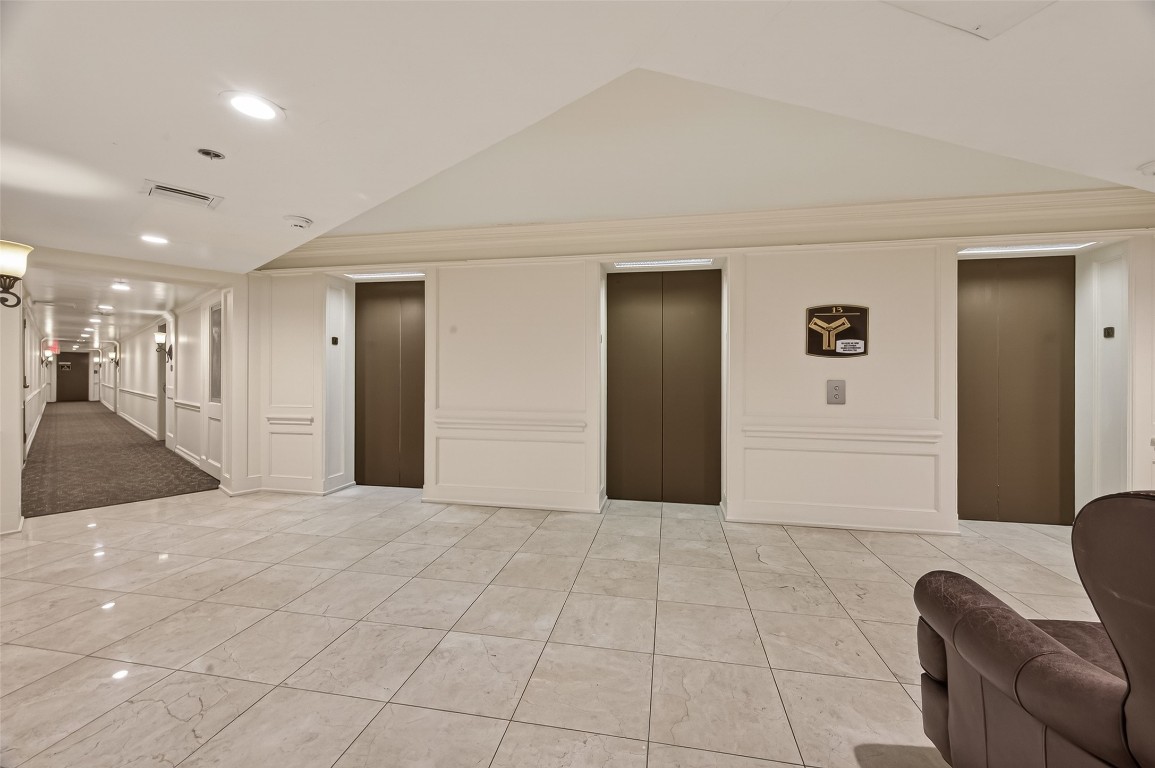 3525 Sage Road, Unit 1305 Houston, TX 77056 - Photo 20 of 30 a view of livingroom with furniture and windows