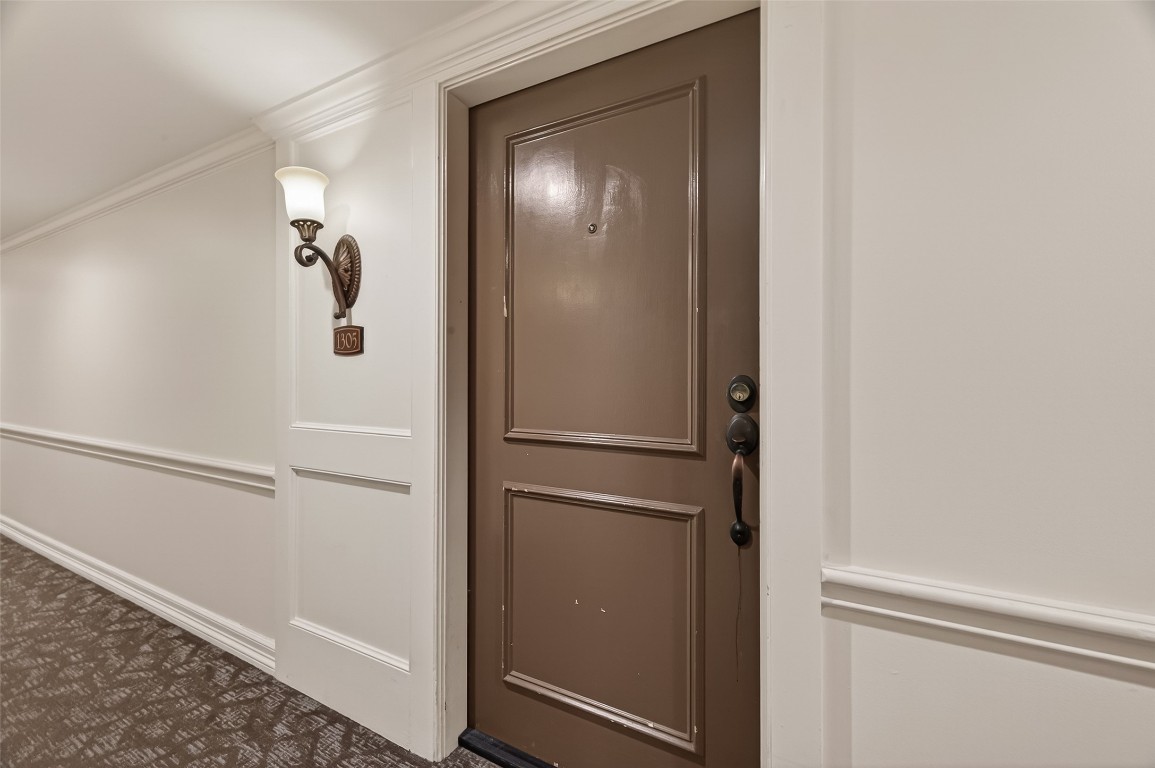 3525 Sage Road, Unit 1305 Houston, TX 77056 - Photo 21 of 30 a view of a livingroom with wooden floor