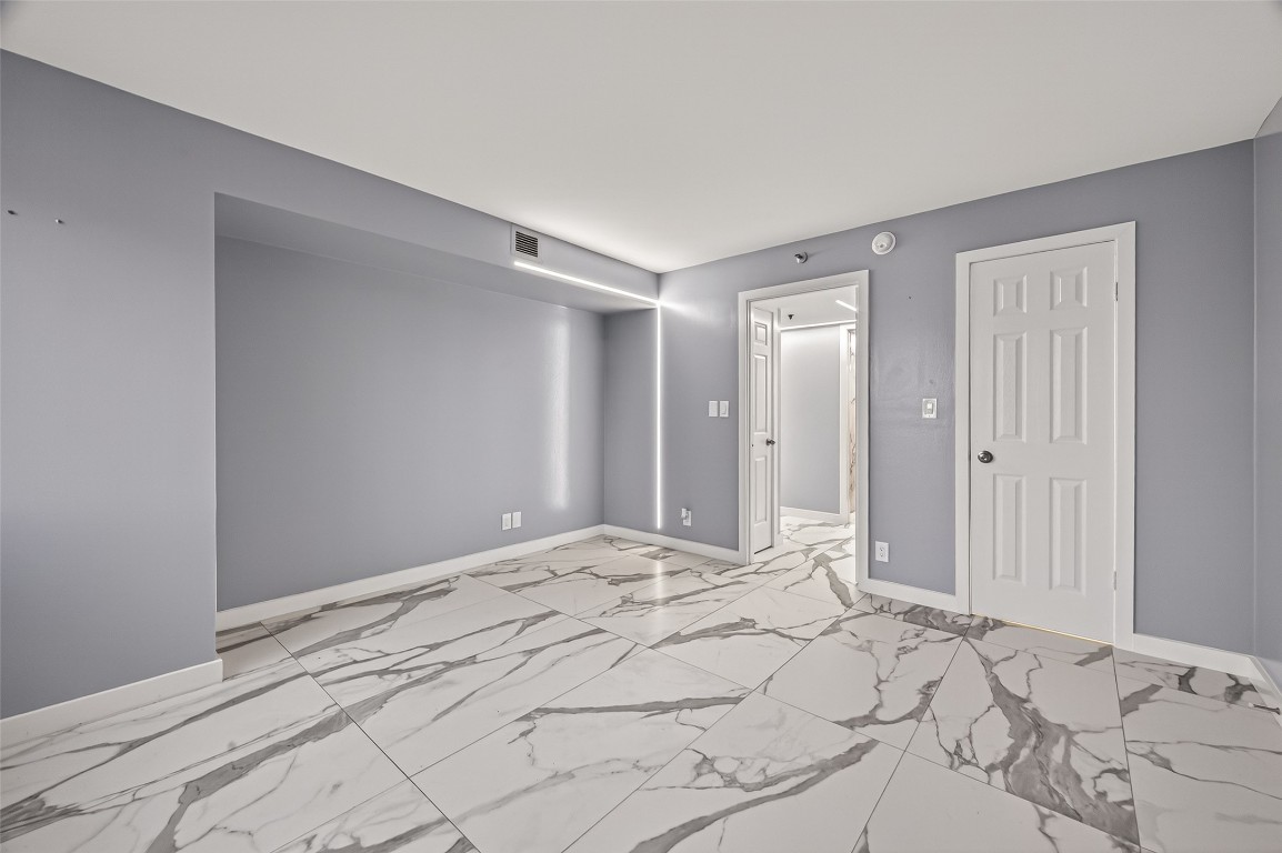 3525 Sage Road, Unit 1305 Houston, TX 77056 - Photo 22 of 30 a view of empty room