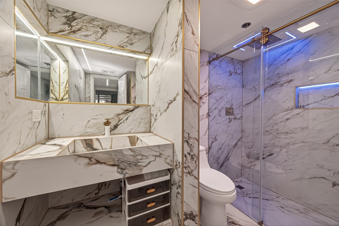 3525 Sage Road, Unit 1305 Houston, TX 77056 - Photo 24 of 30 a bathroom with a sink a toilet and shower