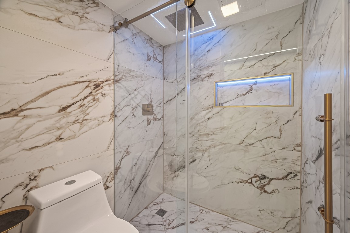 3525 Sage Road, Unit 1305 Houston, TX 77056 - Photo 26 of 30 a white toilet sitting next to a shower curtain
