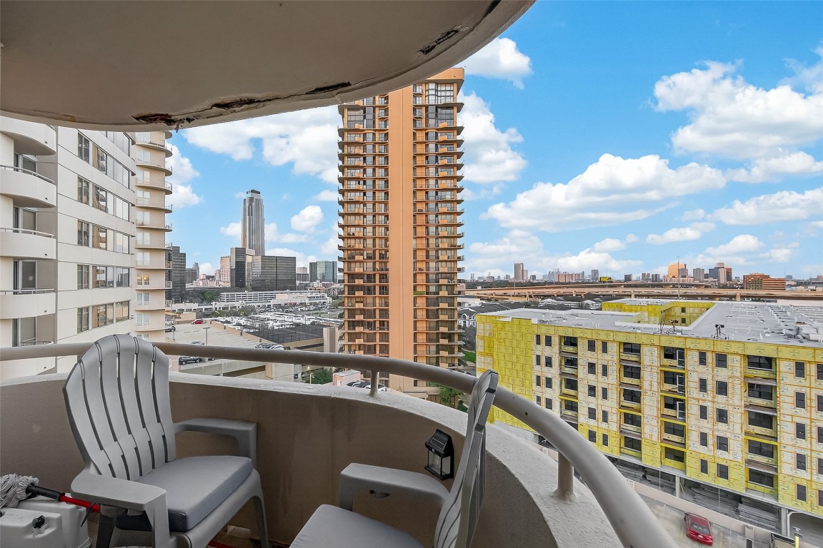3525 Sage Road, Unit 1305 Houston, TX 77056 - Photo 28 of 30 a view of a balcony with city view