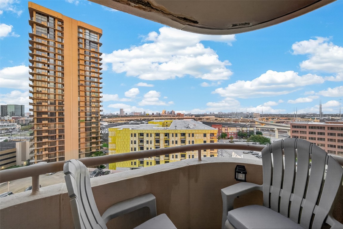 3525 Sage Road, Unit 1305 Houston, TX 77056 - Photo 30 of 30 a view of a balcony with city view