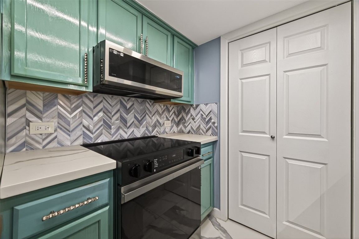 3525 Sage Road, Unit 1305 Houston, TX 77056 - Photo 8 of 30 a kitchen with a stove and a microwave