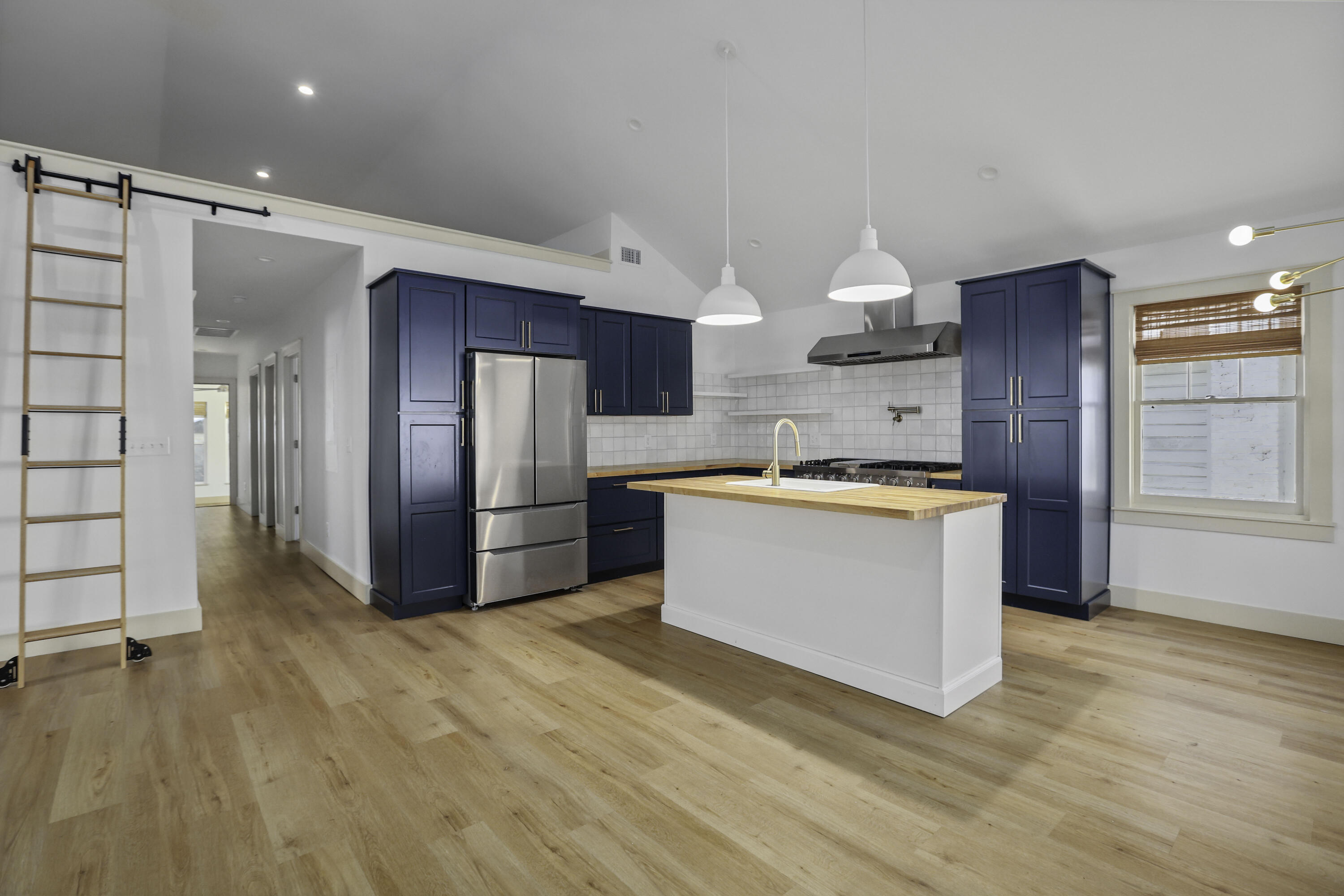 127 Simons Street Charleston, SC 29403 - Photo 13 of 41 Interior